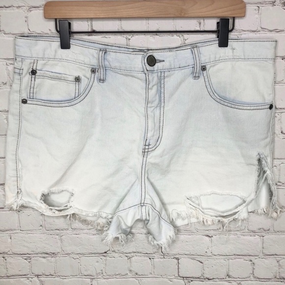 Free People Pants - Free People Women’s Distressed Cut Off Jean Shorts Size 28 Light Wash Destructed